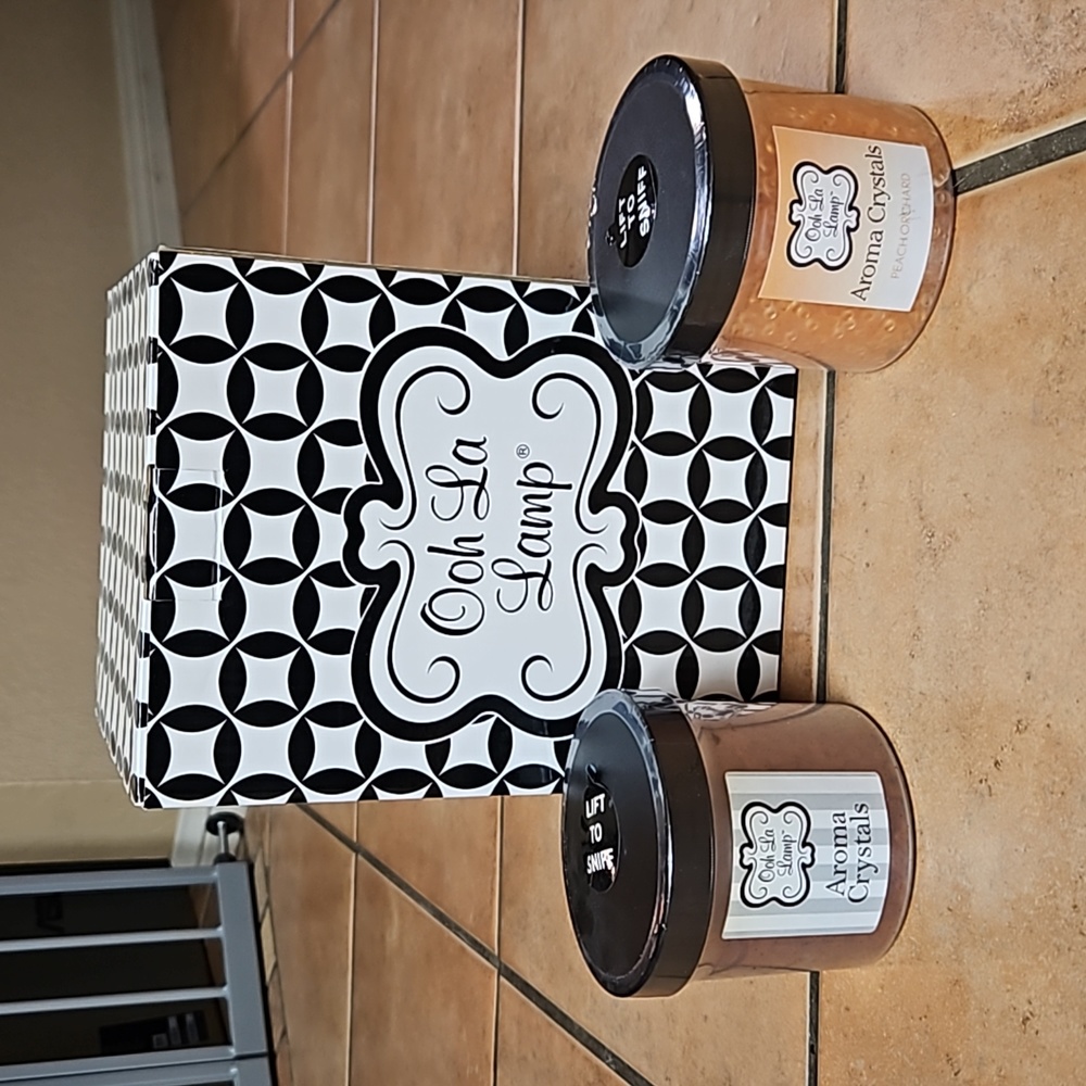 Brand New Ooh La Lamp & 2 Aroma Crystal Scents
